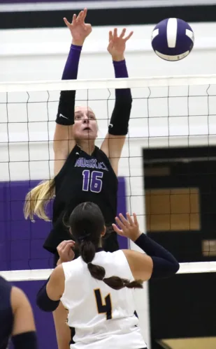 Roundups: Huskies place 6th during home match